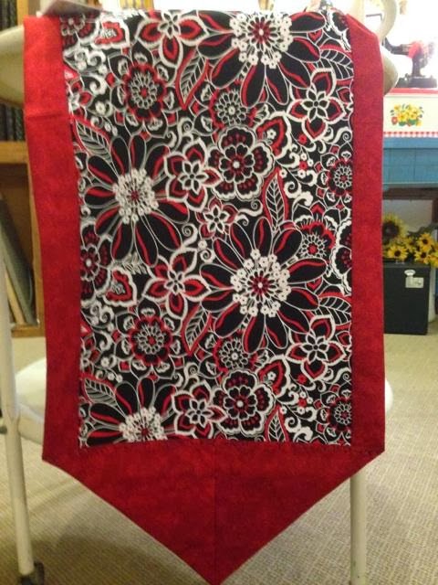 Main Street Quilt Cottage 10 Minute Table Runner