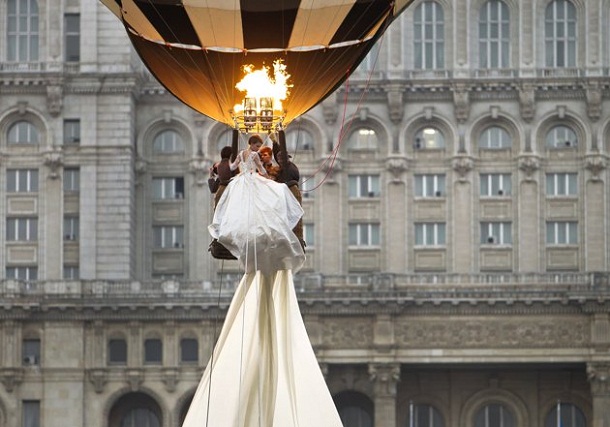 أطول فستان فرح في العالم لعام 2012 Emma+Romanian+model+wearing+Longest+wedding+dress+5
