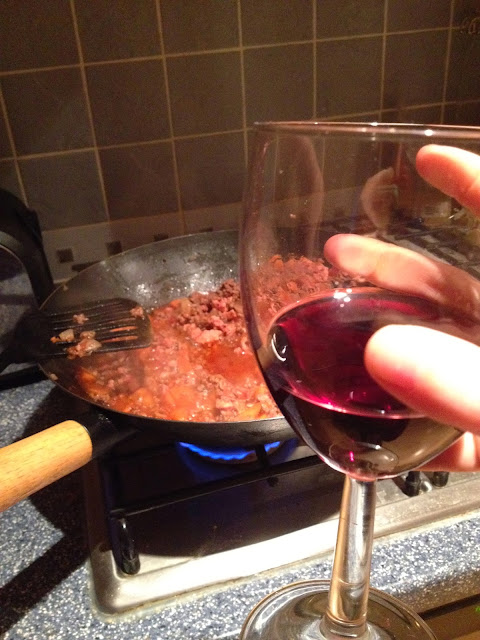 spaghetti bolognese and red wine
