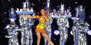 Katy Perry Belajar Bahasa Indonesia, Dengan Pengemarnya di atas panggung