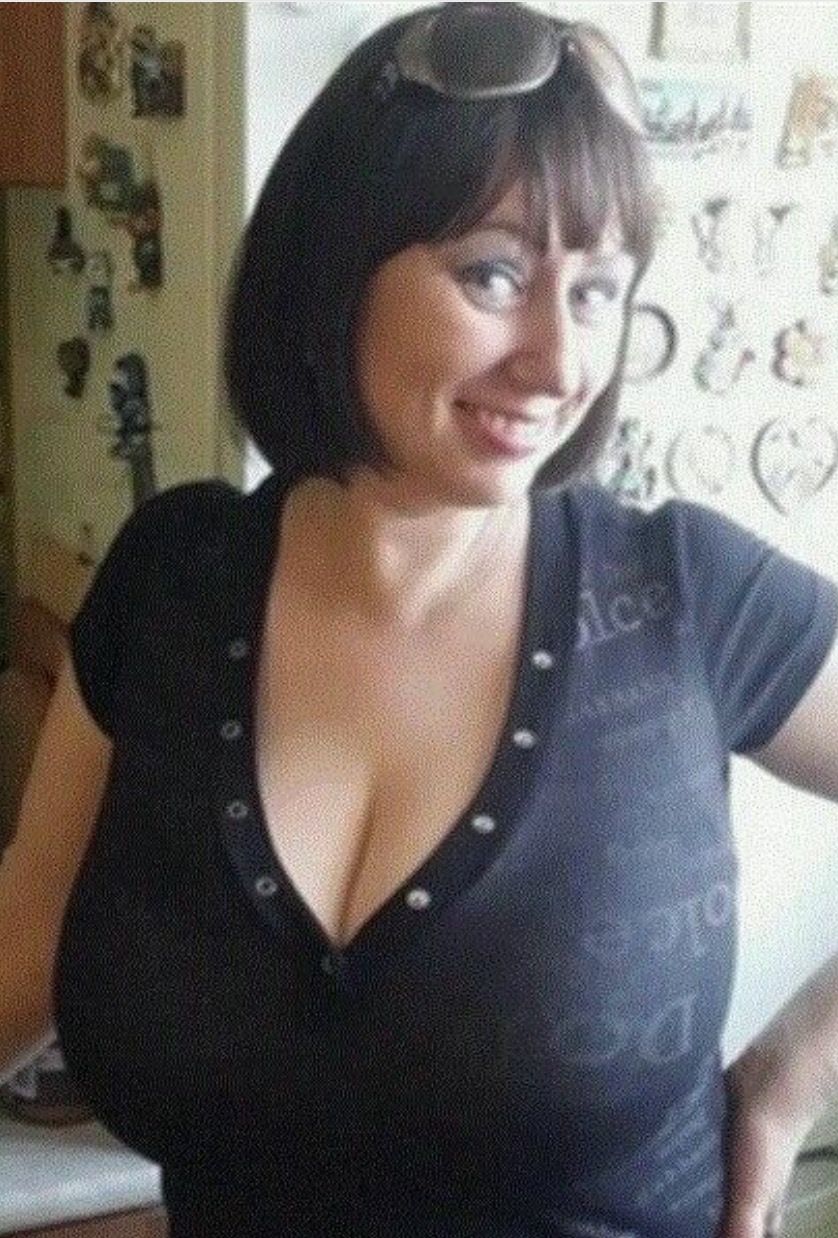 Сисястая Ирен позирует у стеклянной стены