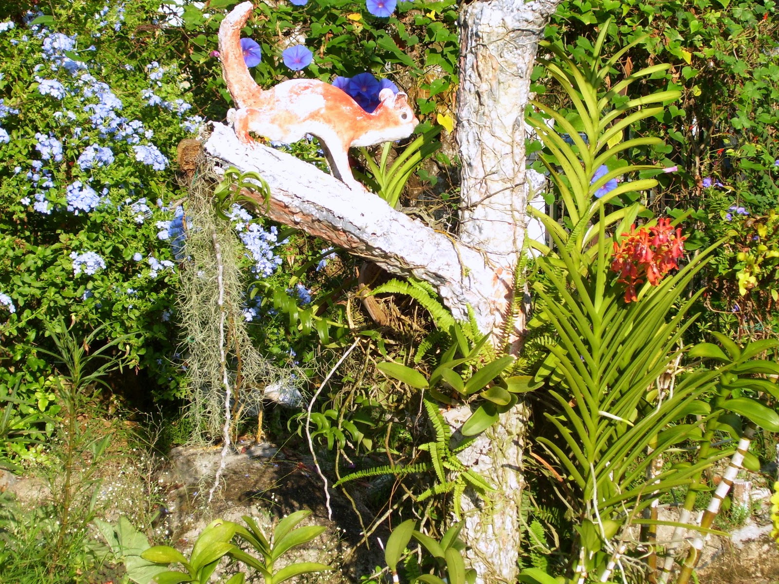 theperanakanconnection How to make a fake tree trunk/stump for your garden