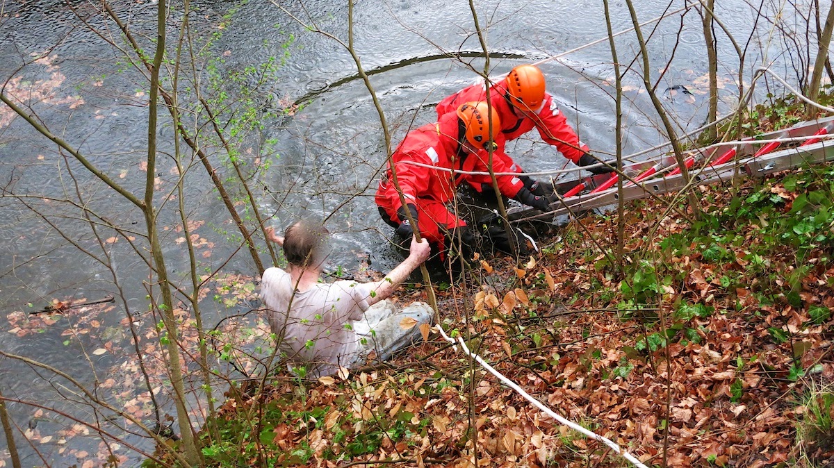 Feuerwehr Bernau Rettet 2 Personen Aus Dem Wasser