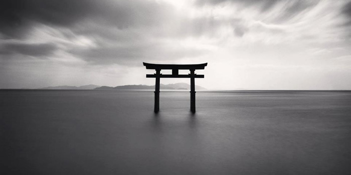 Um torii em algum lugar do litoral do Japão