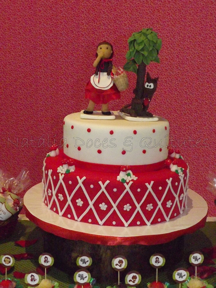 Fazendo a Nossa Festa - Lindíssimo bolo com o tema Chapeuzinho Vermelho!😍  Credito: @leilanevanessa Decoração @leilanevanessa Bolo @janeecarolbolos  Doces decorados @marisweetgifts Bem vividos @bcsaborde_mel Arranjos  @floresonlinern Lancheiras, centros