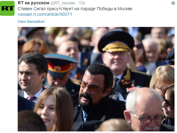 تغطية مباشرة للاستعراضات العسكرية بمناسبة الذكرى الـ70 لعيد النصر Putin's%2Bfriend%2B%2BSteven%2BSeagal%2Bat%2BVictoryDay%2CMoscow