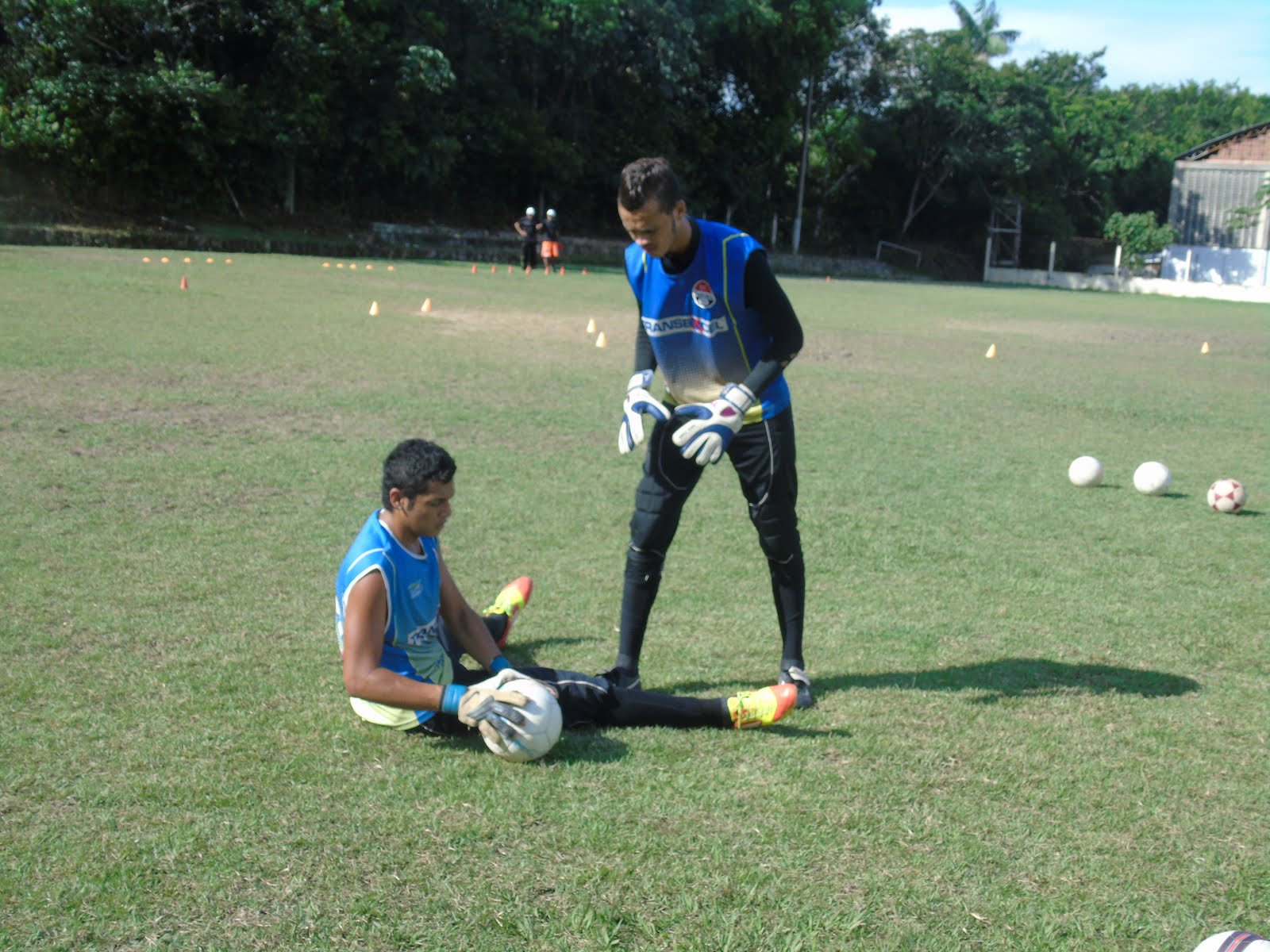 Goleiros Matheus e Ícaro em treinamento do Tarumã