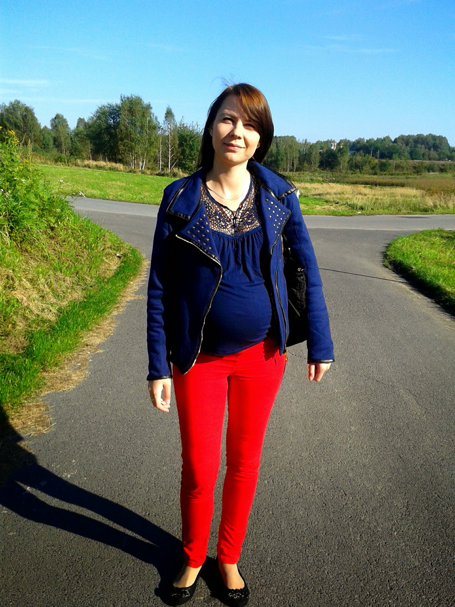 Czerwone spodnie i granatowa góra