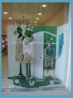 montaje final del escaparate de primavera para la tienda de ropa y moda