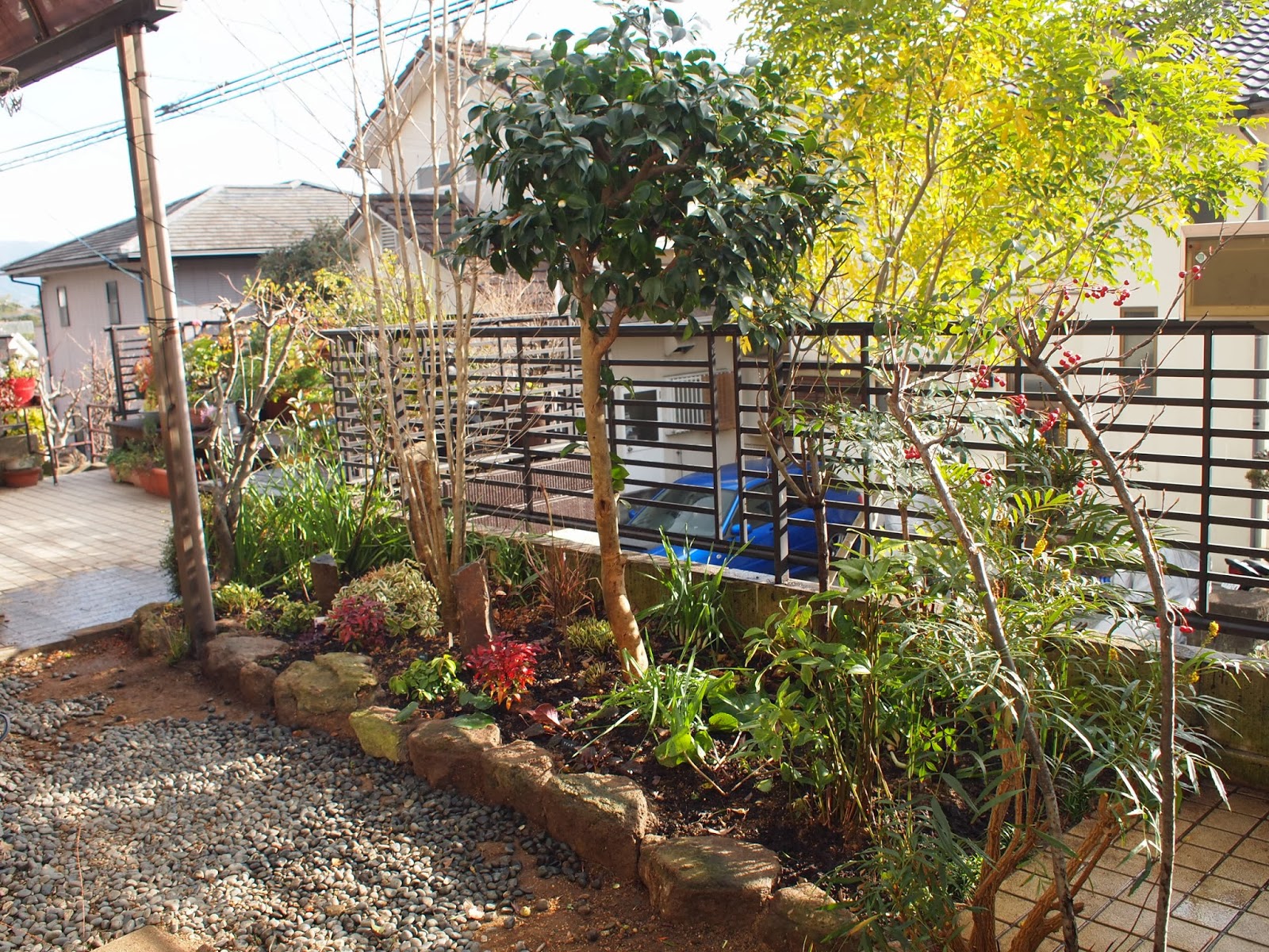 木植えます Plant A Tree 六方石 をアクセントに花壇のリガーデン