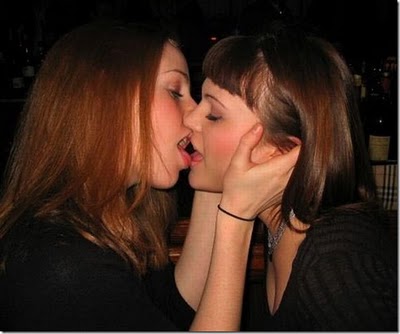 girls kissing girls without dress