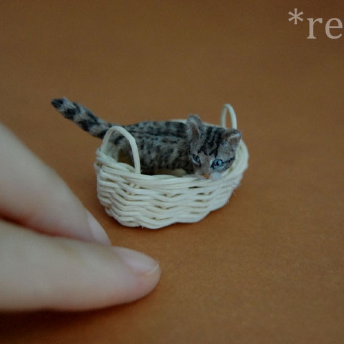 08-Shy-Kitten-ReveMiniatures-Miniature-Animal-Sculptures-that-fit-on-your-Hand-www-designstack-co