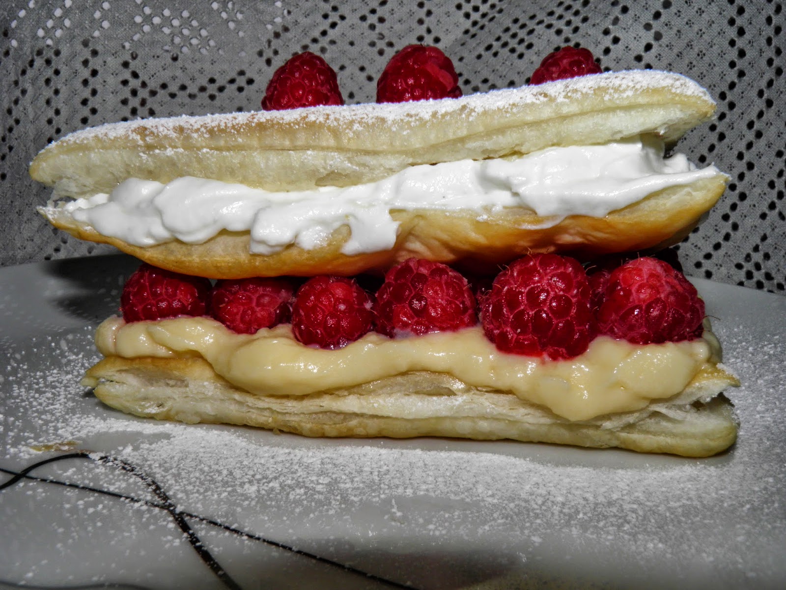 Milhojas De Crema Y Frambuesas