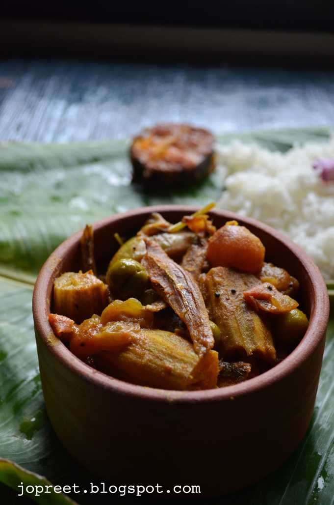 Sundakkai Nethili Karuvadu Kuzhambu (Turkey Berry & Dried Anchovies in Tamarind Curry
