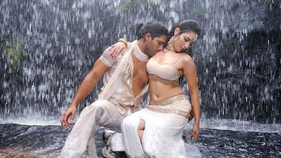 Tamanna hot wet navel show in rain with Allu Arjun