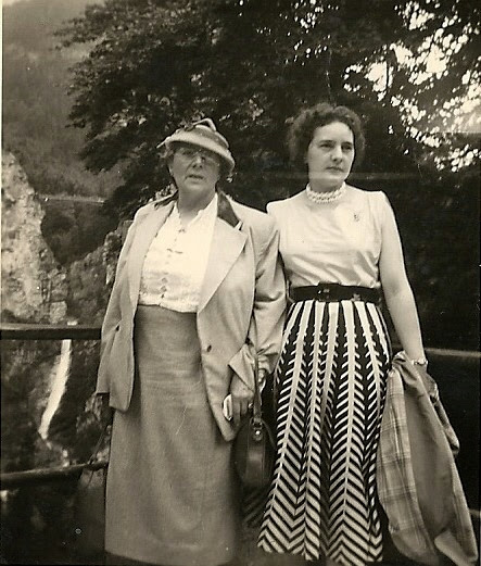 die spinnerte Tante Liesel mit Fiegenpilz-Hut und meiner Mutter