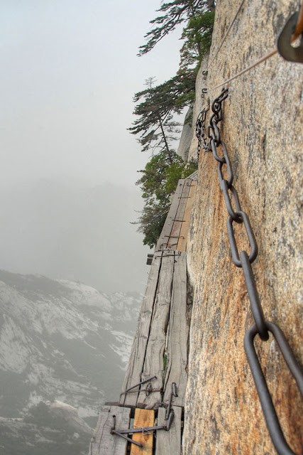 Sendero al rededor de un acantilado china