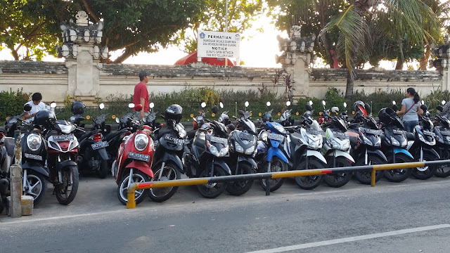 Aparcamiento de motos en la playa de Kuta (Bali) Aparcamiento de motos en la playa de Kuta (Bali)