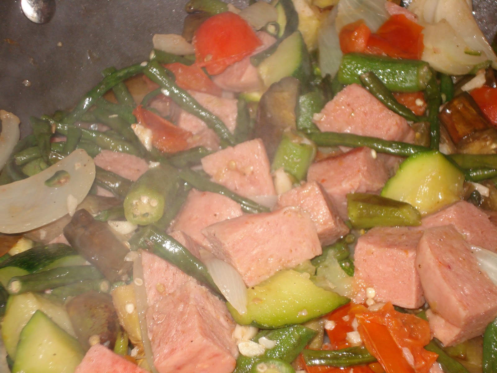 KAUKAU TIME!"Kaukau" is a Hawaiian pidgin slang word meaning "food