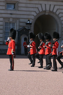 Maya et Amandine à Londres: Relève de la garde royale