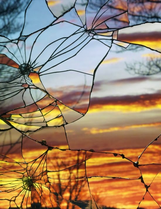 As lindas fotografias com pores do sol vistos através de espelhos quebrados de Bing Wright Bing Wright fotografia céus espelho quebrado broken mirror evening skies
