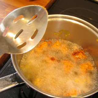 deep frying pakora