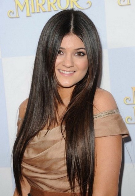 Long Hairstyles Ideas for Teenage Girls with Round Faces