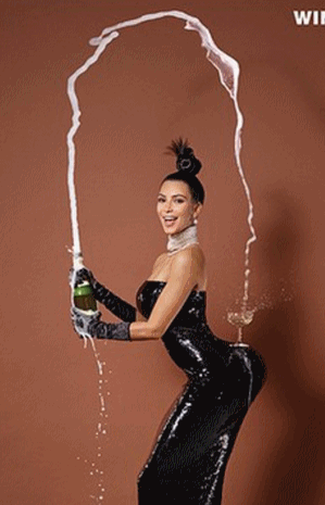 Kim Kardashian brindando con champagne Kim Kardashian brindando con champagne