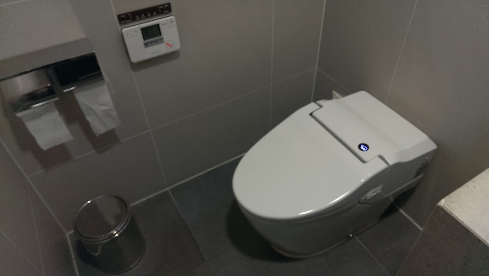 Luxurious toilet washes and dries by blowing wind up your... Korean Air KAL Lounge GlobalGoodFood