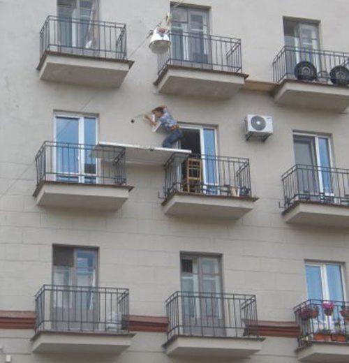installing-ac-units-dangerous-heights-crazy-4.jpg