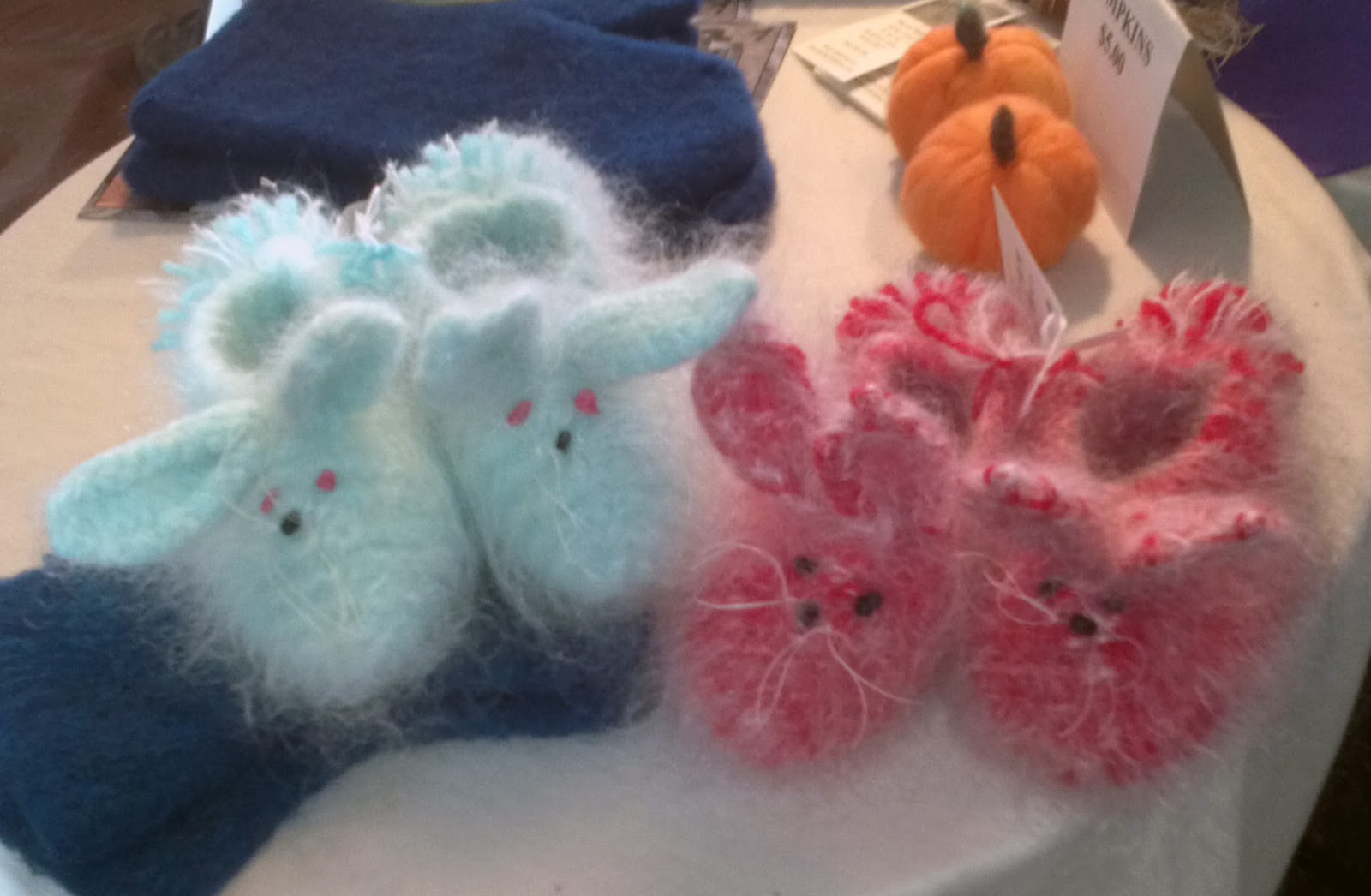 http://1.bp.blogspot.com/-aT0oPhUnudU/UIaUpe8YHWI/AAAAAAABDj0/XHYZww4hCLs/s1600/bunnyslippers.jpg