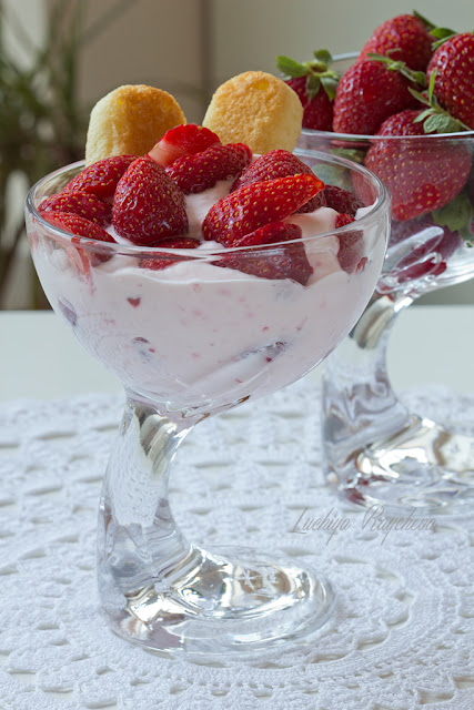 Десерт с кисело мляко и ягоди 