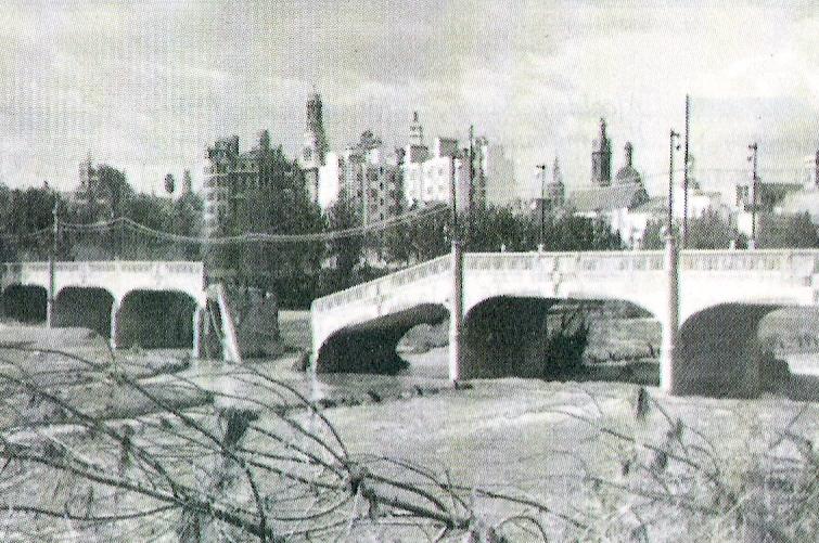El puente después de la riada de 1957