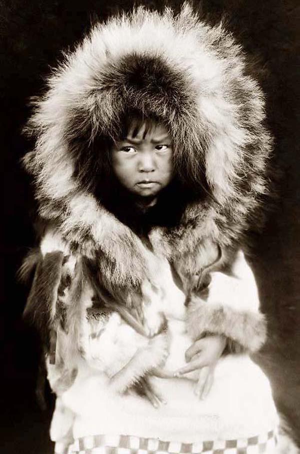 Amazing Vintage Photographs Capture Everyday Life of Eskimo People From
