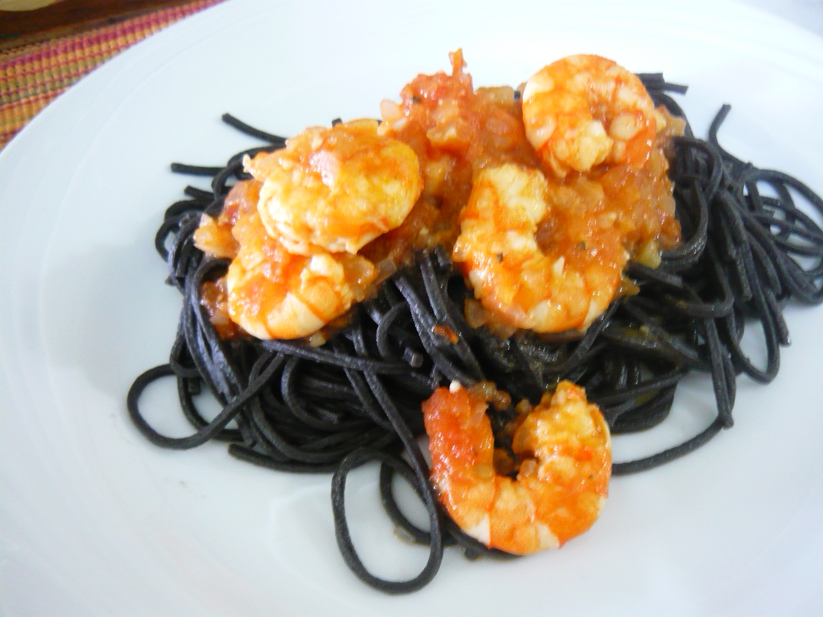 Cozinha Santa Spaghetti al Nero di Seppia con Gamberi