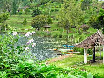 Boating on Lake Buyan with the outrigger canoe
