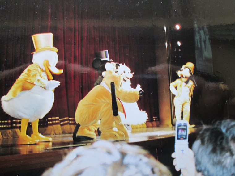 The usual suspects performing at "Hongkong Disneyworld".(Saturday 17-12-2005)