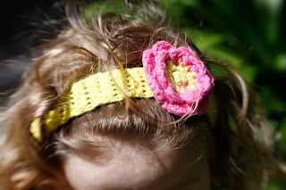 alt="crochet flower headband, fita em crochet com flor, Boolero Rosários4"