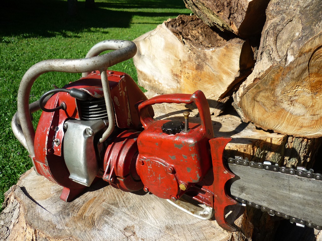 VINTAGE CHAINSAW COLLECTION: PM REDHEAD.