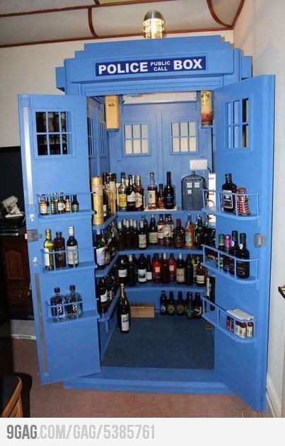 El Condensador De Fluzo: Doctor Who - El mueble bar con forma de Tardis