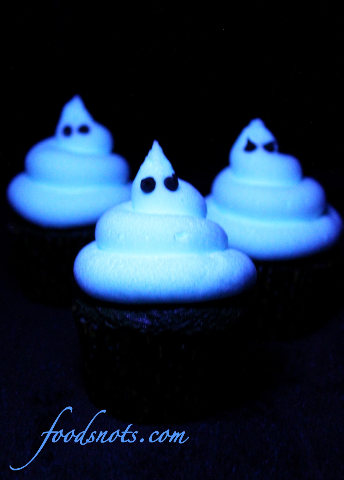 DECK THE HOLIDAY'S GLOW IN THE DARK CUPCAKES!