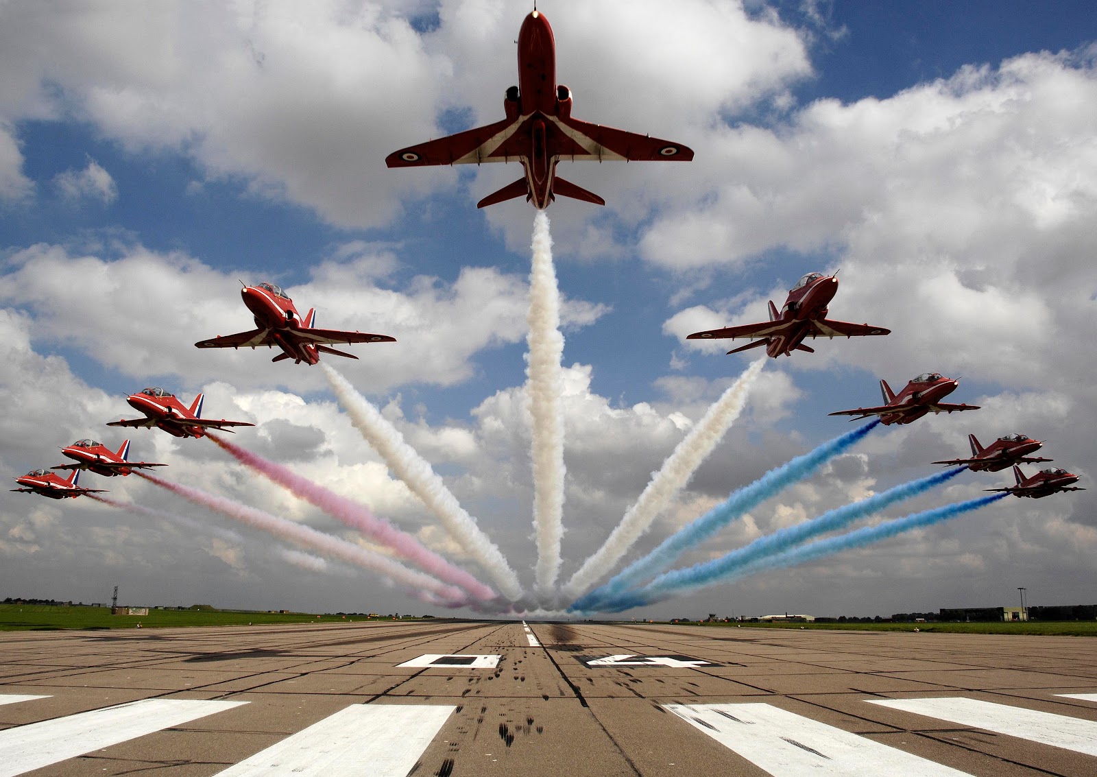 Blue Angels vs. Thunderbirds debate? r/aviation