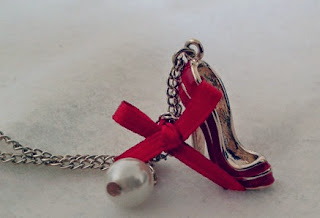 Pendentif chaussure rouge Six Accessories