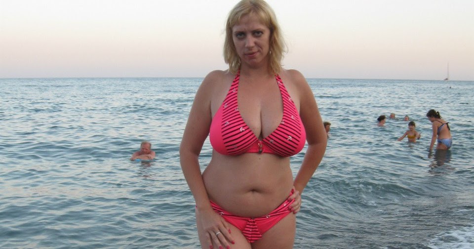 Зрелая русская блондинка примеряет купальник и светит сиськами