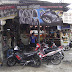 De coches, motos, bicicletas y vendedores variopintos en Jakarta (Indonesia)