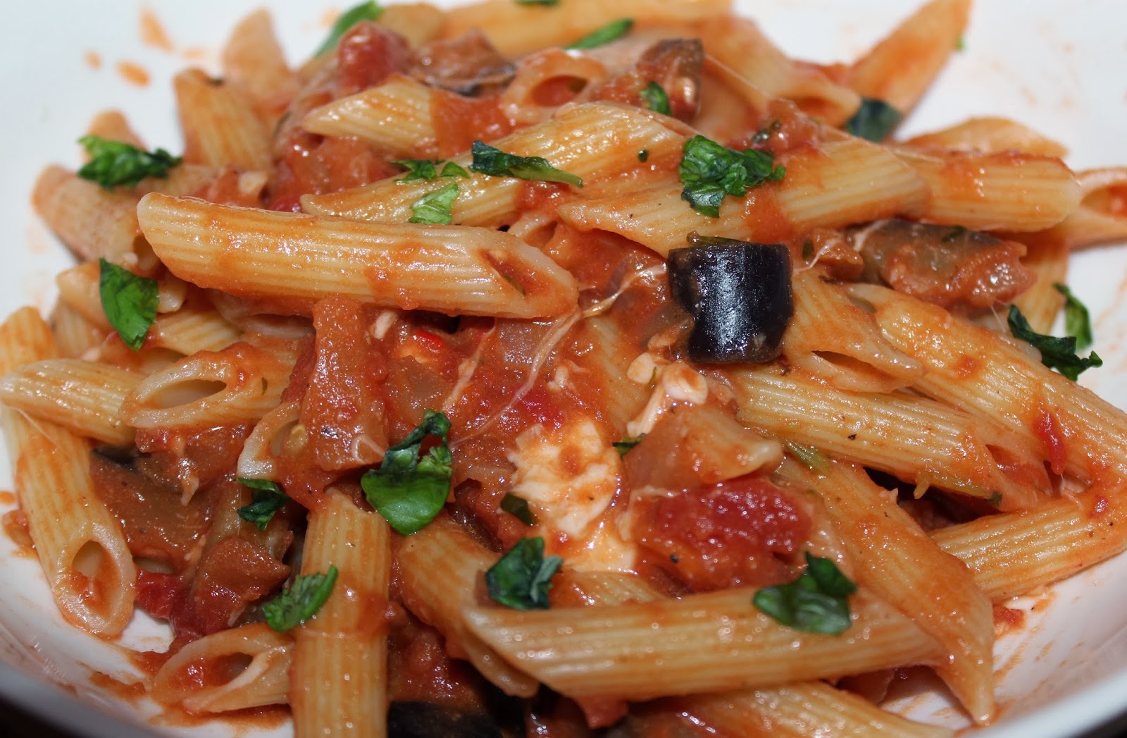 Monicas Matverden Pasta med aubergine, tomat og mozzarella