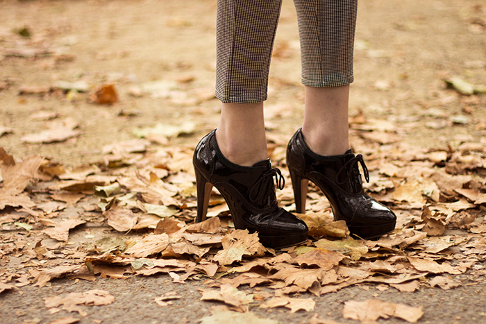 Outfit fall leaves cropped houndstooth pants brogue heels lace up