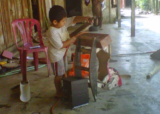 Anak Membuat Mainan Karena Terinspirasi Paman Memperbaiki Mobil