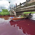 MUNDO / Na China, rio amanhece com a água vermelha