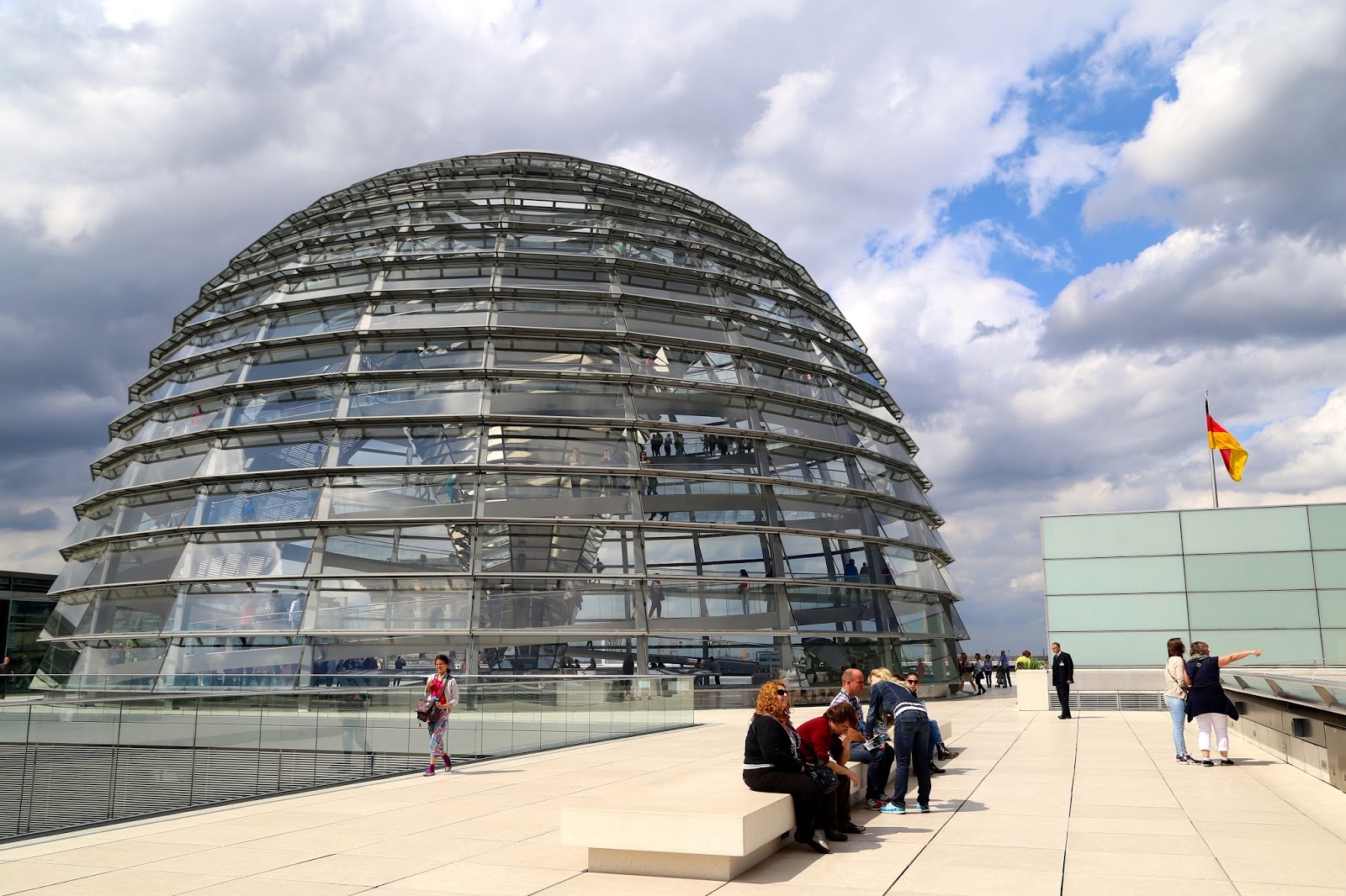 Review Gegen 8ternity Kitkat Club